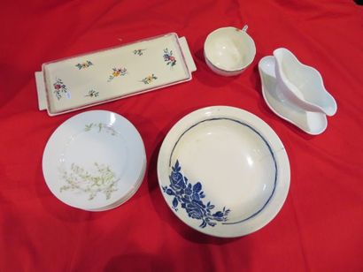 null Lot en céramique, comprenant une saucière, une tasse en Gien, 8 assiettes blanches...