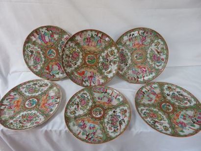 null CANTON Série de 6 assiettes en porcelaine polychrome à décor de personnages....