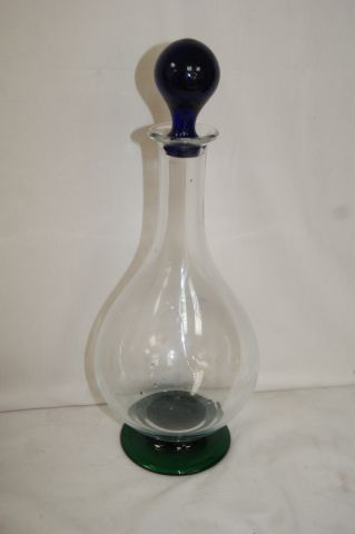 null MURANO (?) Carafe en verre blanc et verre, avec son bouchon bleu .H.34 cm