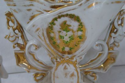 null Lot de 4 vases de mariées en porcelaine blanche à rehauts d'or. XIXe siècle....