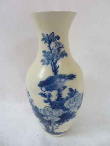null CHINE Vase en porcelaine blanche, à décor d'oiseaux branchés. Haut.: 25 cm