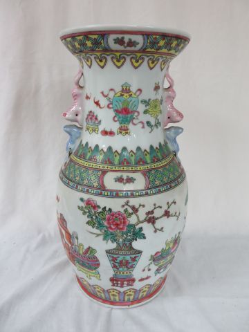 null CHINE Vase en porcelaine polychrome famille rose. H.36 cm. Le fond du vase a...