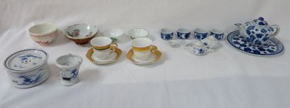 null Lot de diverses parties de dinettes en faïence et porcelaine. 2-12 cm