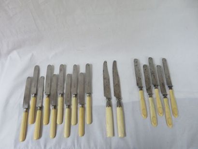 null Lot de 17 couteaux, manches en os, ivoire et ivoirine.