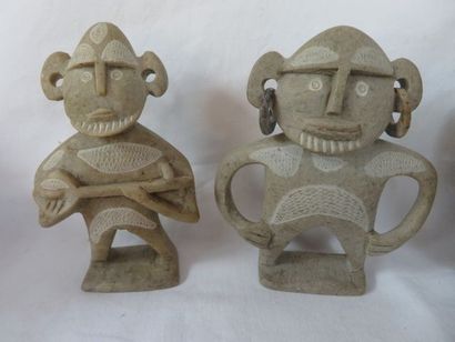 null Lot comprenant une paire de sculptures mésoaméricaines en pierre dure, un vase...