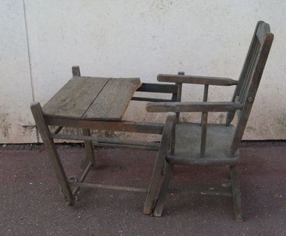null Chaise haute en bois, pour poupée. Circa 1950. Haut.: 58 cm (manque)