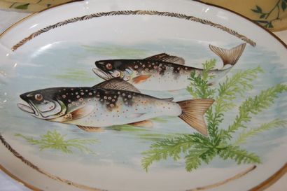 null Lot de quatre plats en céramique, dont un à poissons en porcelaine de Limoge....