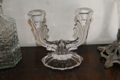 null Lot en verre moulé comprenant trois vases soliflore dont un avec une monture...
