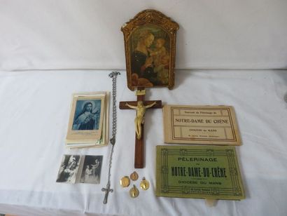 null LITURGIE Lot comprenant un crucifix en bois et résine (19 cm), une reproduction...