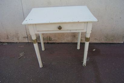 null Petite table en bois laqué blanc (accidents et sauts de peinture). 43 x 48 x...