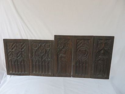 null Ensemble de 5 panneaux en bois sculpté, à décor de chevaliers, de jeunes femmes,...