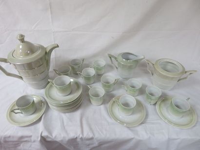 null Service en porcelaine verte, comprenant une cafetière, 12 tasses, 12 sous-tasses,...