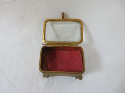null Petit coffret en pomponne, intérieur en tissu rouge. 4x6 cm Vers 1900.