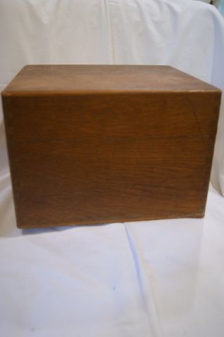 null Coffret en bois, formant trieur. 16 x 23 x 21 cm Circa 1960.