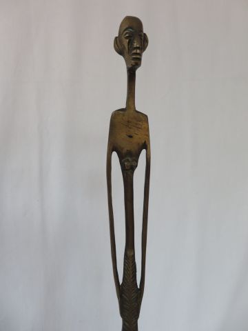 null AFRIQUE Sculpture en bronze, figurant un personnage féminin. Haut.: 66 cm