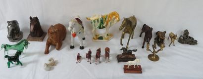 null Lot de sculptures figurant des chevaux en laiton, bois, porcelaine, métal argenté,...