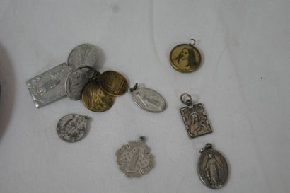 null LITURGIE Lot comprenant un médaillon figurant Sainte-Thérèse et des médailles...