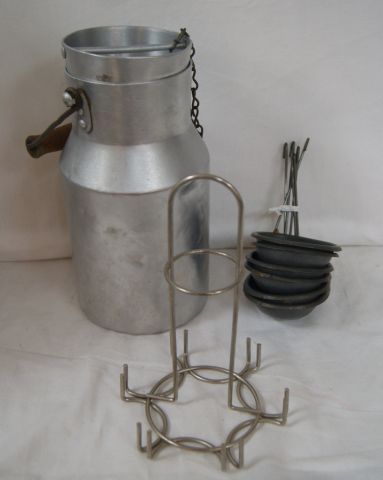 null Lot comprenant un pot à lait en aluminium (haut.: 21 cm), des cuillères à oeuds...
