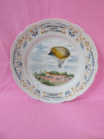 null Assiette décorative en porcelaine, décor d'un aérostat. Diam.: 26 cm