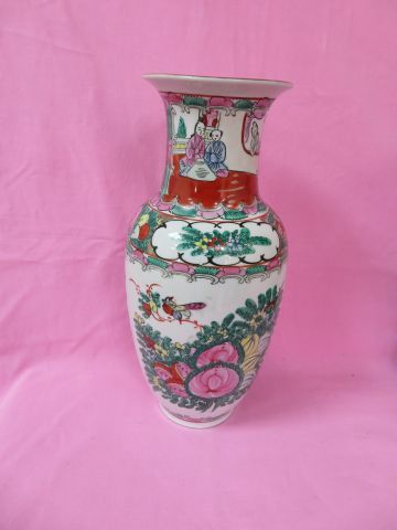 null CHINE Vase en porcelaine à décor de personnages. Porte une marque. 27 cm