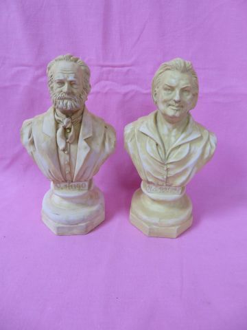 null Paire de bustes en plâtre, l'un figurant Balzac, l'autre Victor Hugo. 14 cm