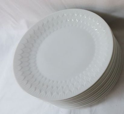 null LIMOGES Lot en porcelaine blanche, comprenant 24 assiettes (12 plates et 12...