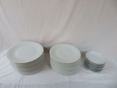 null LIMOGES Lot en porcelaine blanche, comprenant 24 assiettes (12 plates et 12...