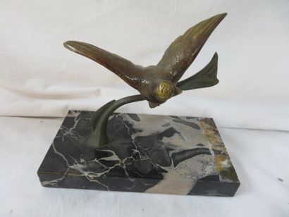 null H. GALL Oiseau en bronze. Socle en mabre. Haut.: 15 cm