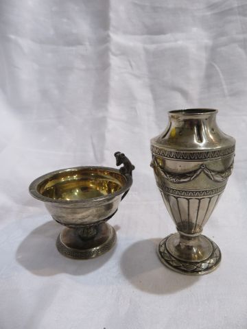 null Lot comprenant un saleron en argent (87 g) et un vase en métal argenté.