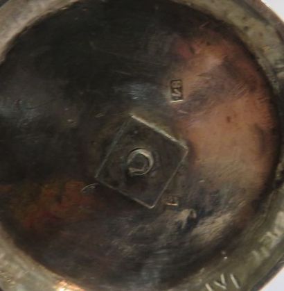 null Lot comprenant un saleron en argent (87 g) et un vase en métal argenté.