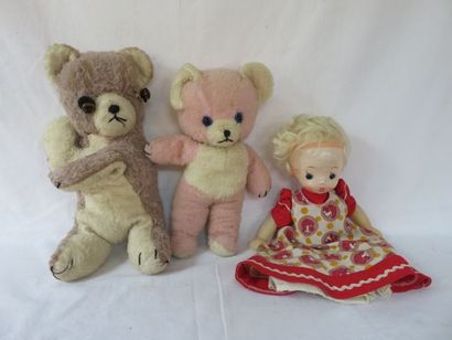 null Lot comprenant deux ours en peluche anciens et une poupée cache-théière (Russie)....