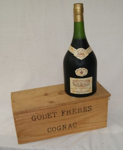 null Magnum (1,5 L) de cognac de la Maison Godet. Dans son coffre en bois