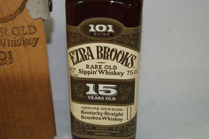 null Whiskey Ezra Brooks. 750 ML. Dans son coffret en bois.
