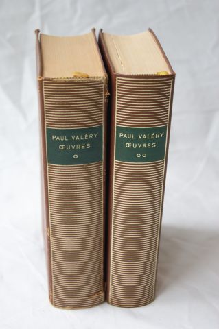 null Paul VALERY "Oeuvres" La Pléiade, 1960. Tomes 1 et 2. (coiffes abîmées)