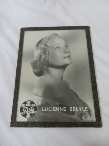 null PATHE Photographie dédicacée de "Lucienne Delyle". 26 x 19 cm