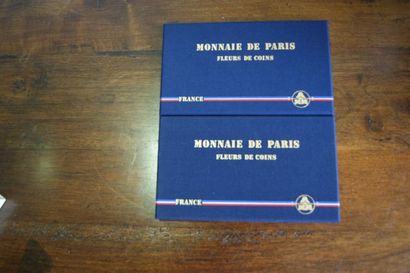 null MONNAIE DE PARIS, Lot de 2 coffrets de 12 pièces (1987 et 1986). Chacun avec...