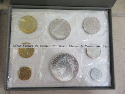 null MONNAIE DE PARIS Lot de 2 coffrets de 8 pièces chacun dont une de 10 francs...