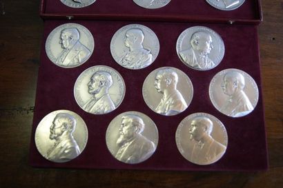 null TRESORS DU PATRIMOINE Lot de 17 médailles en bronze argenté, de la série "Présidents...