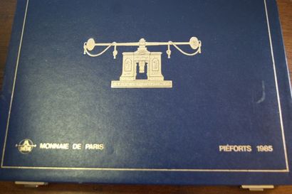 null MONNAIE DE PARIS Lot de 12 piéforts de 1985. Sous scellés, avec leur certificats....