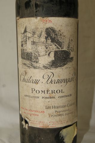 null Lot de 3 bouteilles : une de Pomerol Château Beauregard 1976 (LB, esa) , une...