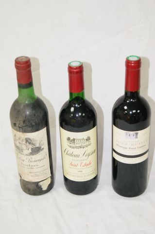 null Lot de 3 bouteilles : une de Pomerol Château Beauregard 1976 (LB, esa) , une...