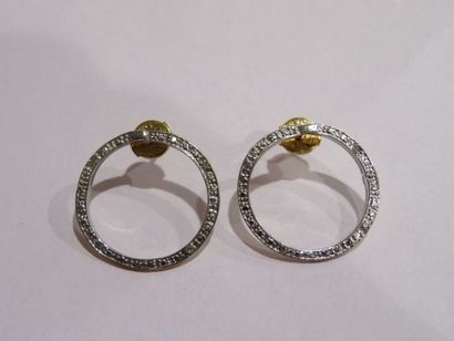 null Paire de boucles d'oreilles en or 18K blanc et jaune, ornées de petits brillants....