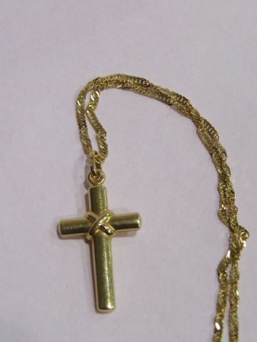 null Chaîne et son pendentif en forme de croix en or jaune 18K. Poids : 1,84 g