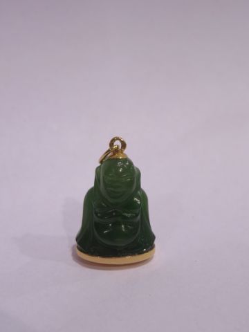 null Pendentif en pierre dure verte figurant un bouddha, monté en or jaune 18K. Poids...