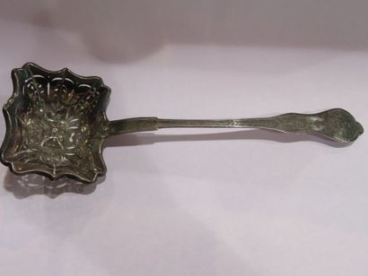 null Cuillère à saupoudrer en argent, modèle Louis XVI. Chiffrée. Poids : 37 g