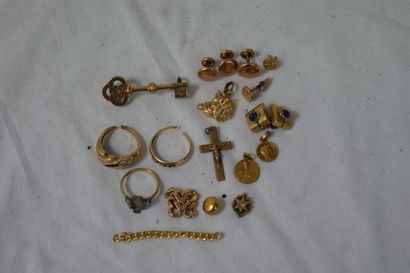null Lot comprenant des débris d'or (poids brut : 8,90 g). On y joint des bijoux...
