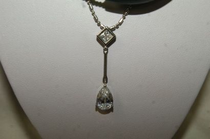 null Lot de bijoux fantaisie comprenant un collier en malachite , un collier en métal...