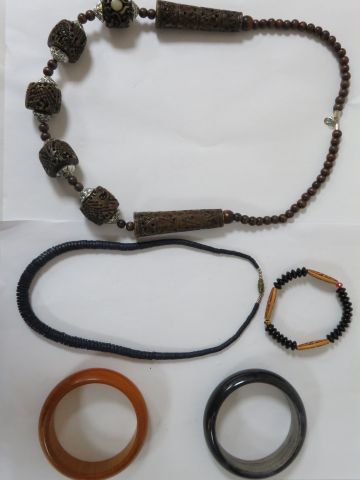 null Lot de bijoux fantaisie en bois, comprenant 2 colliers, 2 bracelets joncs et...