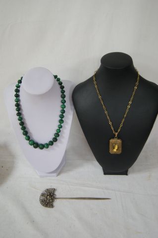 null Lot comprenant un collier en malachite (22 cm fermé), un collier avec son médaillon...