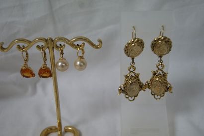 null Lot de bijoux en plaqué or et métal doré, comprenant broches, pendants d'oreilles,...